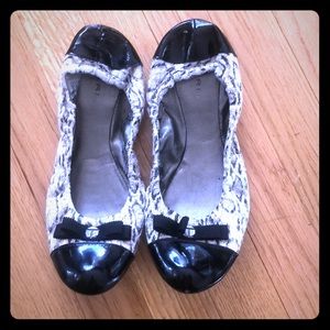 Adorable snake skin Tahari Flats sz 8